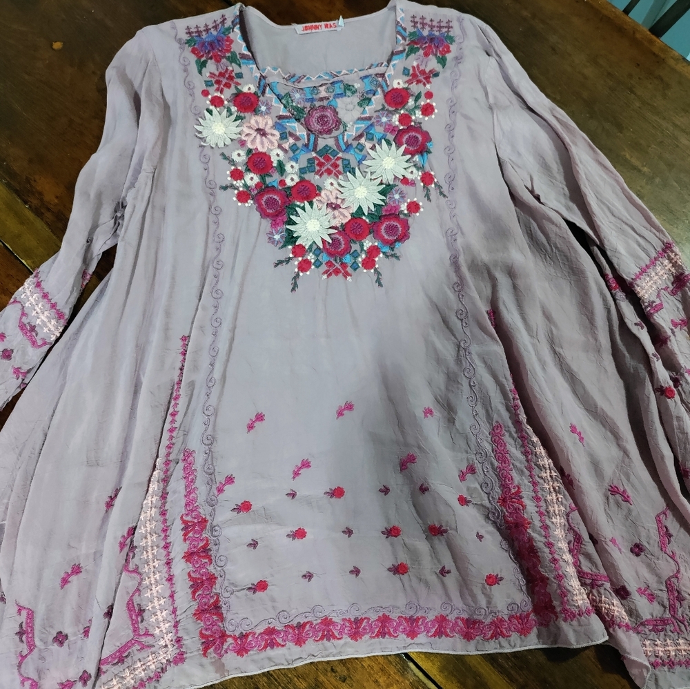 Johnny Was. Beautiful Pre-owned Conditioned Med Embroidered Floral Lavender Top
